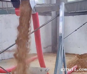 沙子和水泥混合物输送现场
