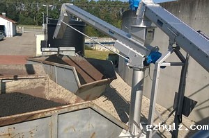生活污水脱水后的污泥输送现场